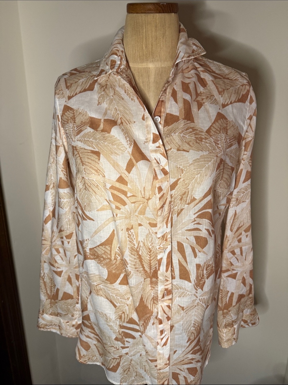 Womens Beige Botanical Print Button-Up Shirts size tag indicates size XS overs